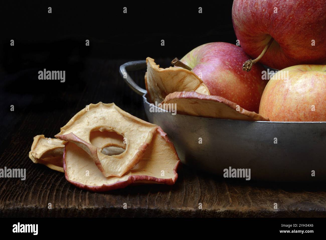 Mele e anelli di mele secche, frutta secca Foto Stock