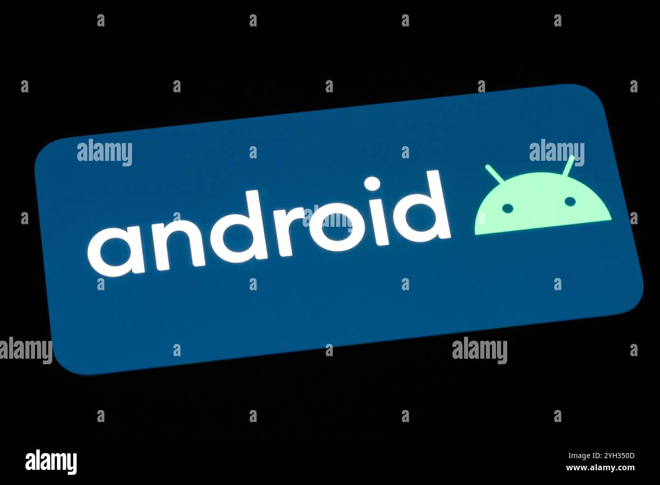 Logo del marchio del sistema Android sullo schermo del telefono Foto Stock
