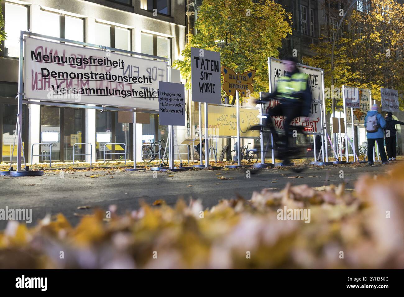 Tra i cartelli dipinti da bambini, erano stati allestiti degli ex striscioni sulla Zimmerstrasse tra il Brandeburgo Tor e il Checkpoint Charlie con gli slogan Fre Foto Stock
