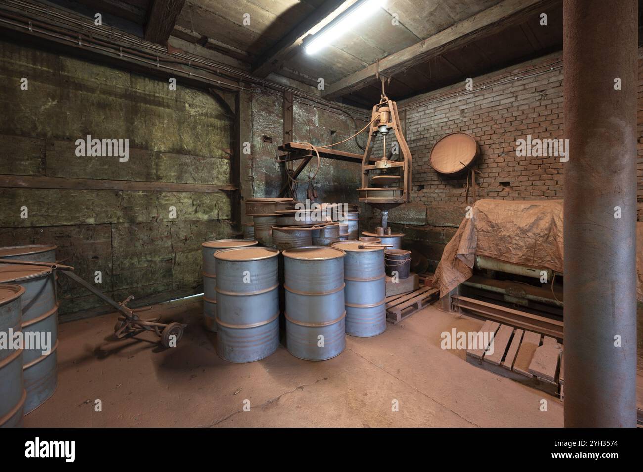 Botti metalliche nel locale di riempimento delle polveri di bronzo di un mulino per polveri metalliche, fondato nel 1900 a Igensdorf, alta Franconia, Baviera, Germania, Europa Foto Stock