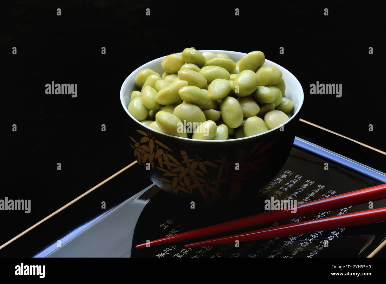 Edamame, semi di soia non maturi in guscio, Glycine max Foto Stock