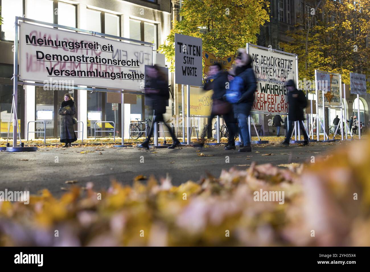 Tra i cartelli dipinti da bambini, erano stati allestiti degli ex striscioni sulla Zimmerstrasse tra il Brandeburgo Tor e il Checkpoint Charlie con gli slogan Fre Foto Stock