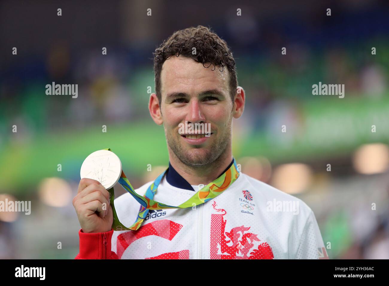 Foto del 15-08-2016 del Gran Bretagna Mark Cavendish con la sua medaglia d'argento in seguito alla gara a punti Omnium maschile 66 il decimo giorno dei Giochi Olimpici di Rio, Brasile. . Sir Mark Cavendish ha annunciato che il Singapore Criterium di domenica sarà l'ultima gara della sua carriera ciclistica professionale. Data di pubblicazione: Sabato 9 novembre 2024. Foto Stock