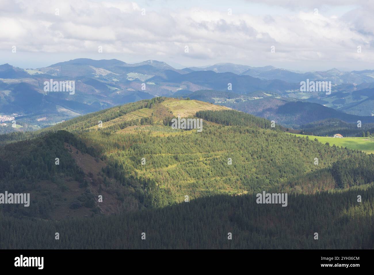 Paesaggio montano e vallata di Vizcaya nel monte Oiz, Paesi Baschi, Spagna, Europa Foto Stock