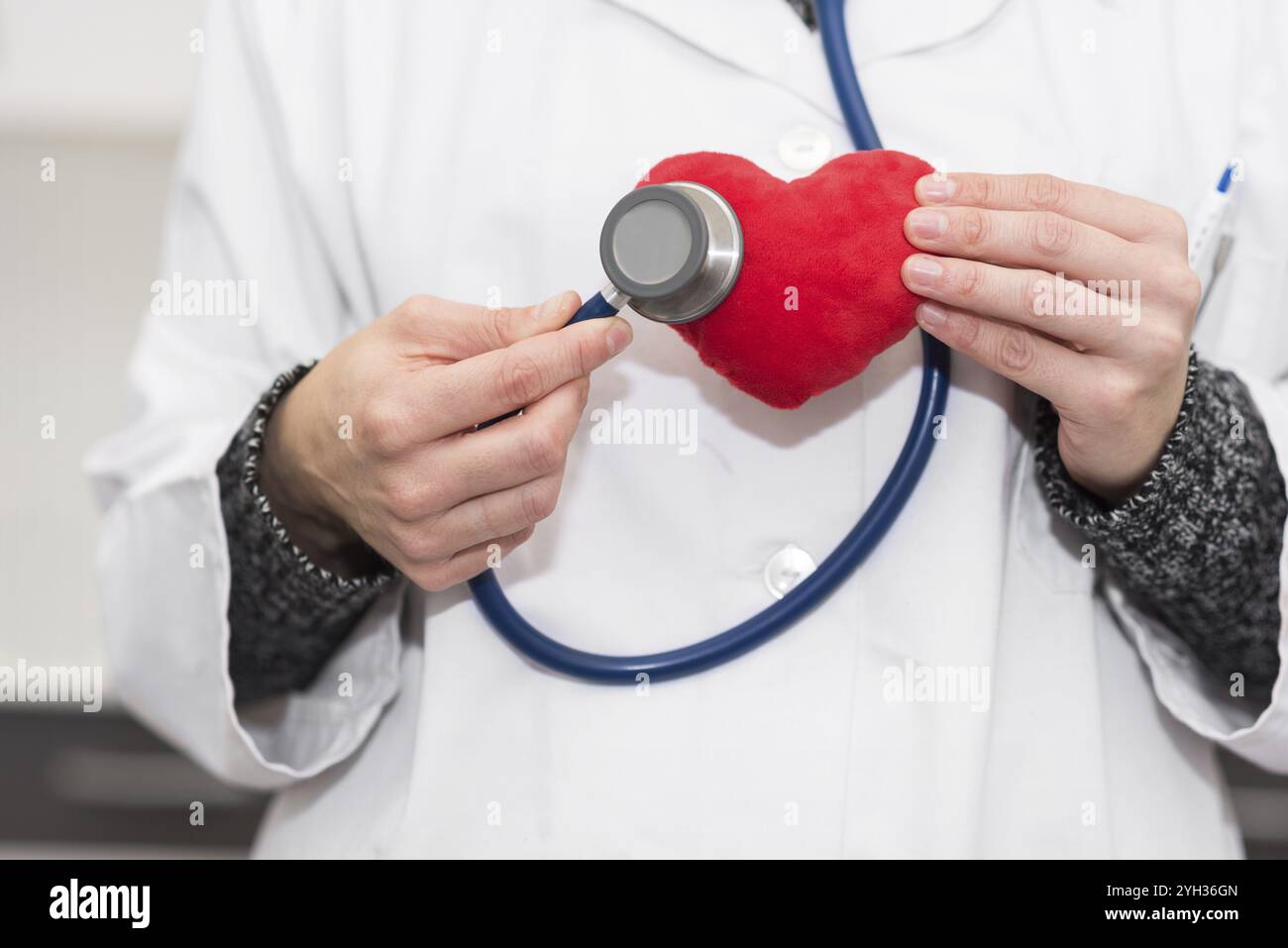 Medico cardiologo. controllo di cuore con uno stetoscopio Foto Stock