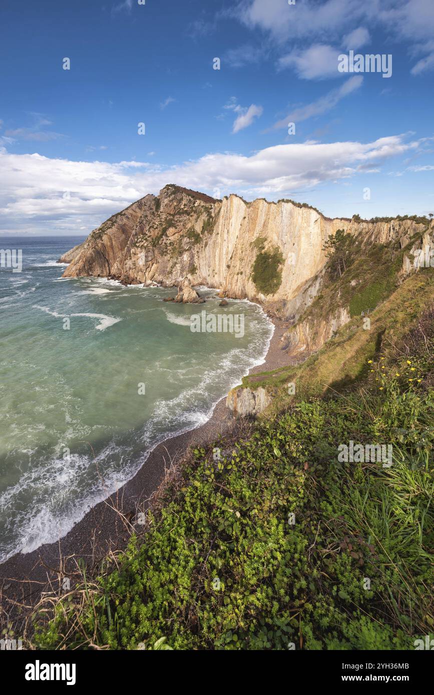 Baia e scogliere nella spiaggia di El silenio, Cudillero, Asturie, Spagna, Europa Foto Stock