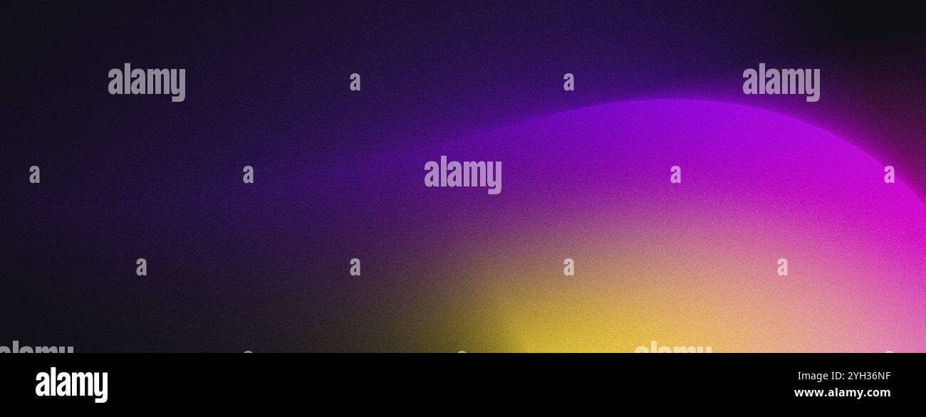 Sfondo sfumato viola incandescente giallo magenta luci sul nero grana texture web banner poster design di copertina Foto Stock