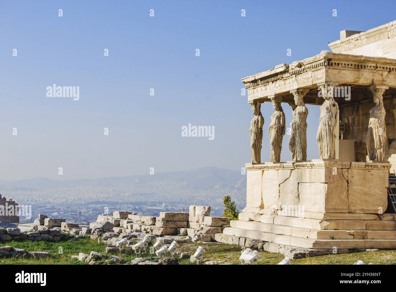 L'Eretteo o Tempio di Atena Polia nell'Acropoli di Atene, le Cariatidi del Portico delle Dame dell'antico tempio greco ionico-telesterion Foto Stock
