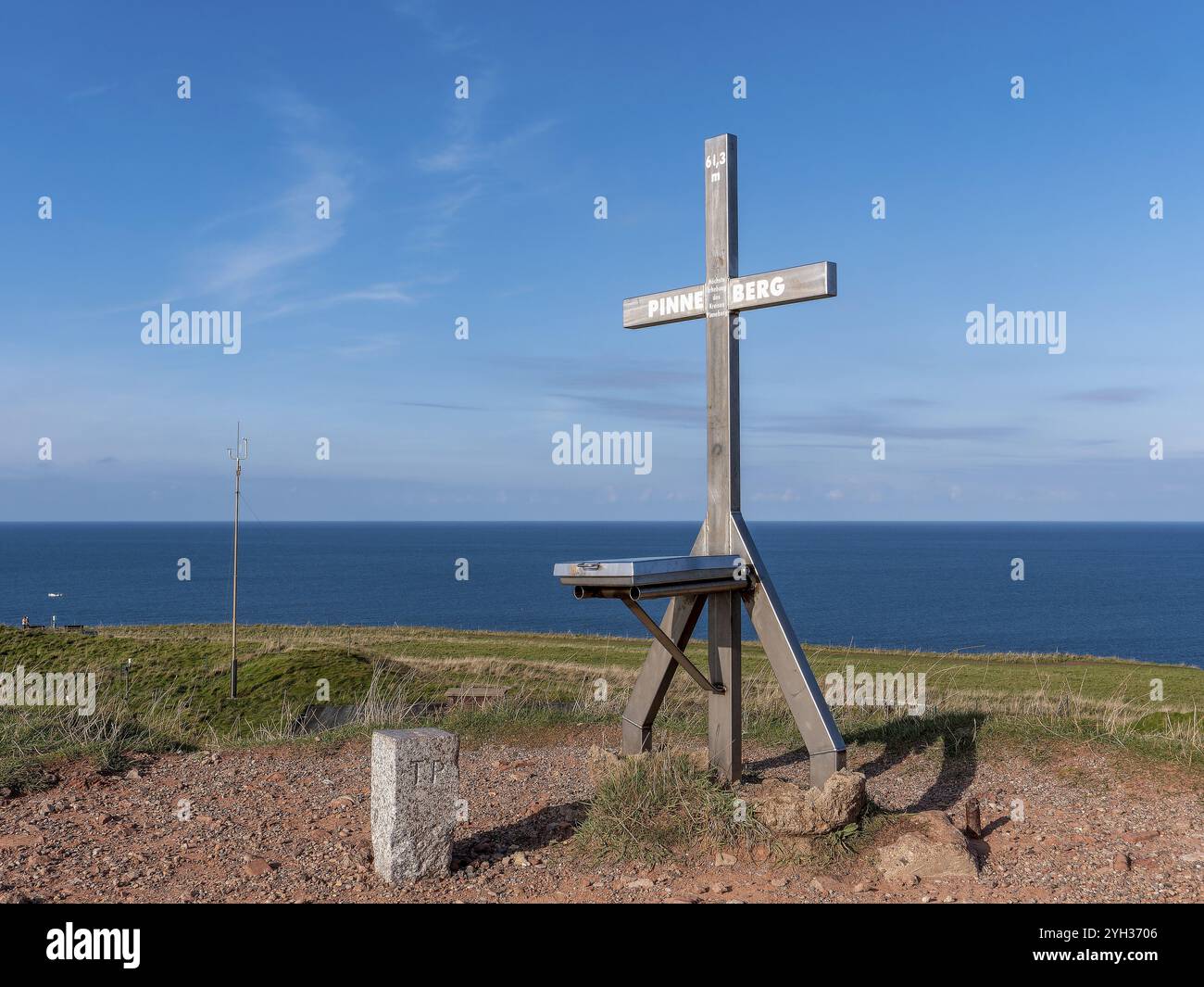 Crociera in cima al Pinneberg sul punto più alto dell'isola (61, 3 m) e sullo sfondo mare blu e cielo blu, Helgoland, Mare del Nord, Pinnebe Foto Stock