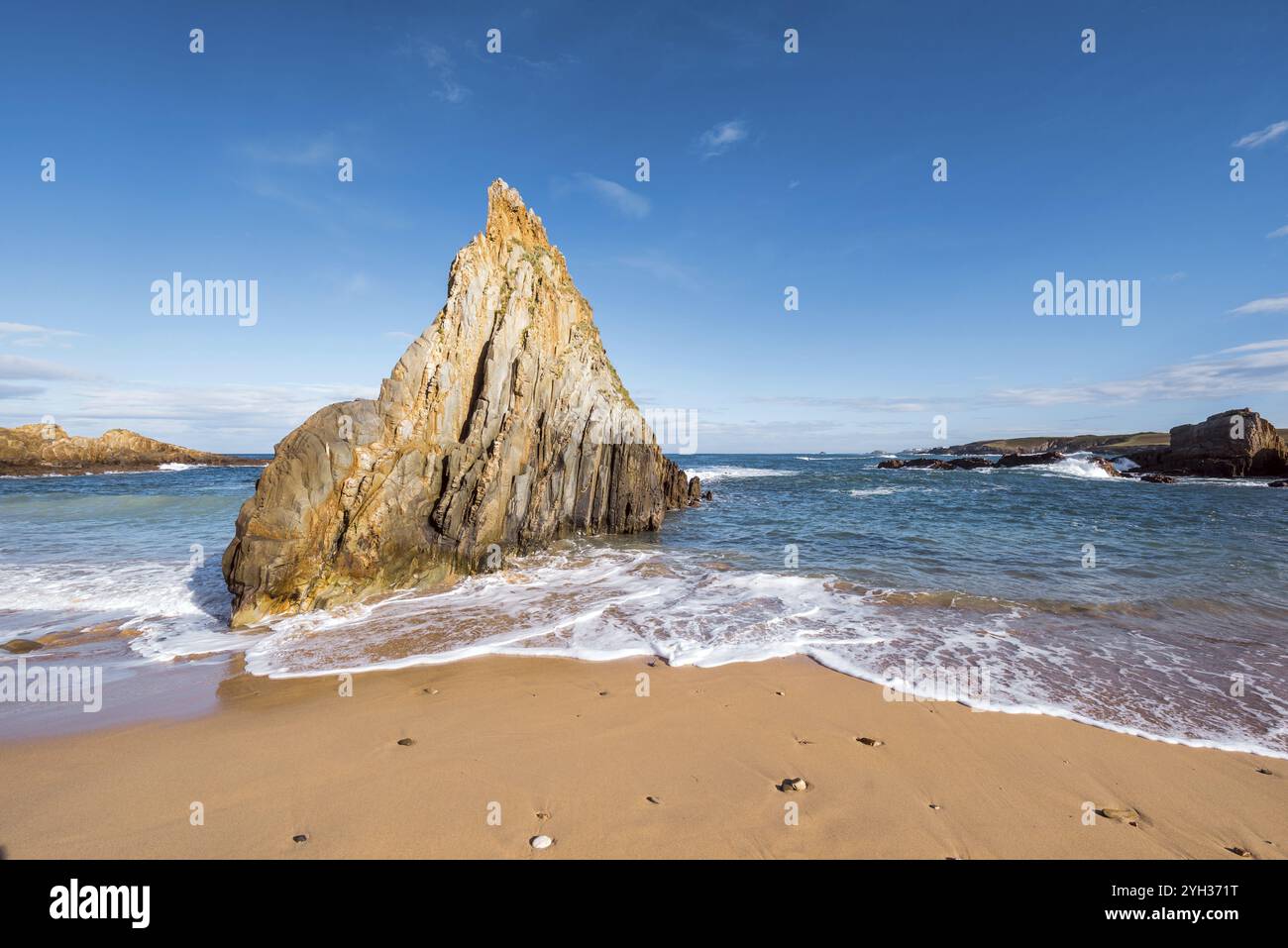 Paesaggio idilliaco nella spiaggia di Mexota, nelle Asturie, in Spagna, in Europa Foto Stock