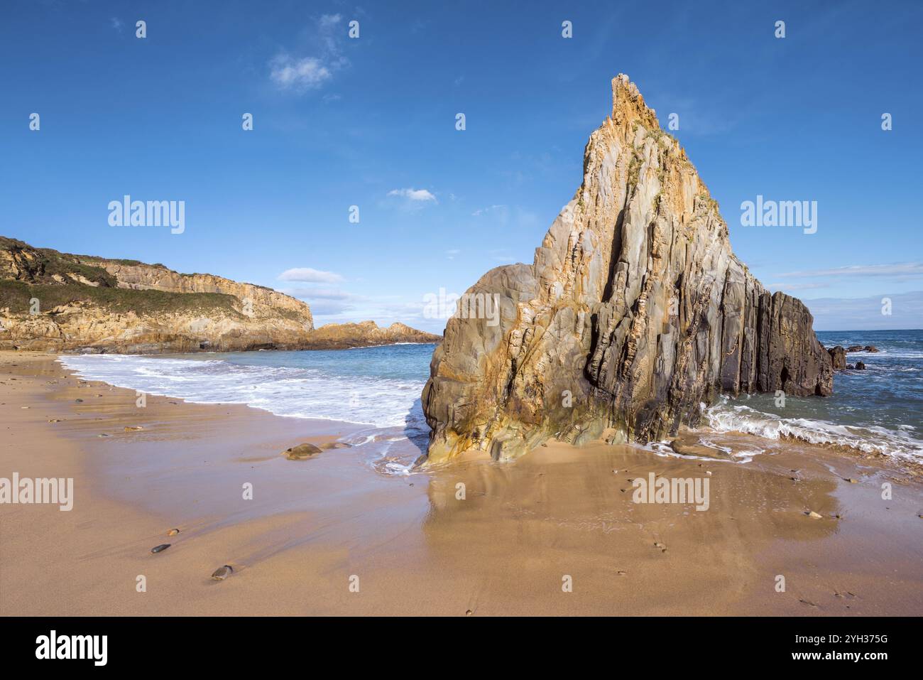Paesaggio idilliaco nella spiaggia di Mexota, nelle Asturie, in Spagna, in Europa Foto Stock