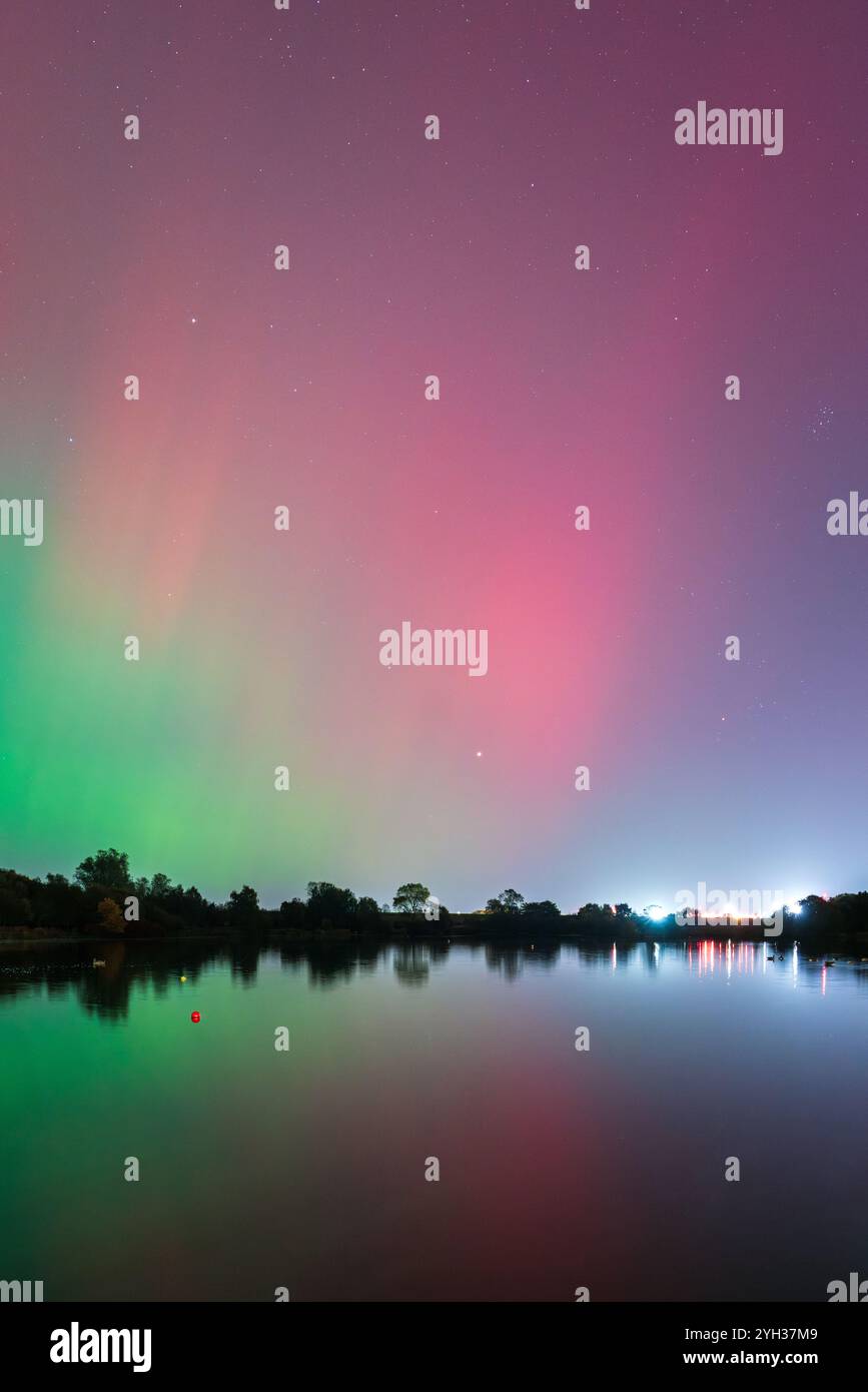 La vibrante aurora boreale è fortemente visibile su Yeadon Tarn vicino a Leeds, nello Yorkshire, in una notte limpida all'inizio di ottobre. Foto Stock