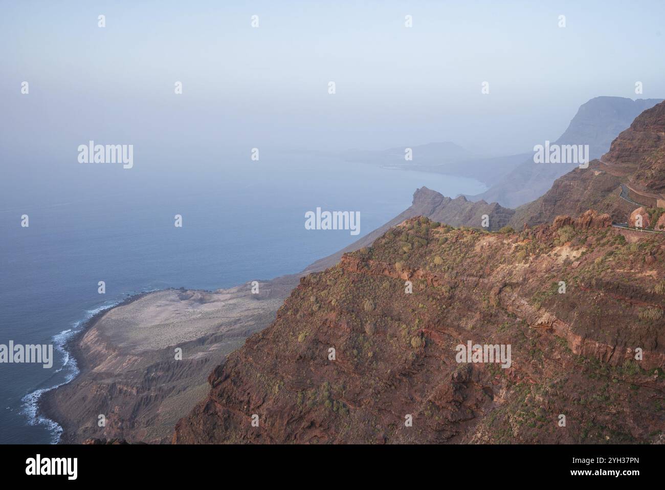 Paesaggio panoramico della costa vulcanica, scogliere nel parco naturale di Tamadaba, Grand Canary Island, Spagna, Europa Foto Stock