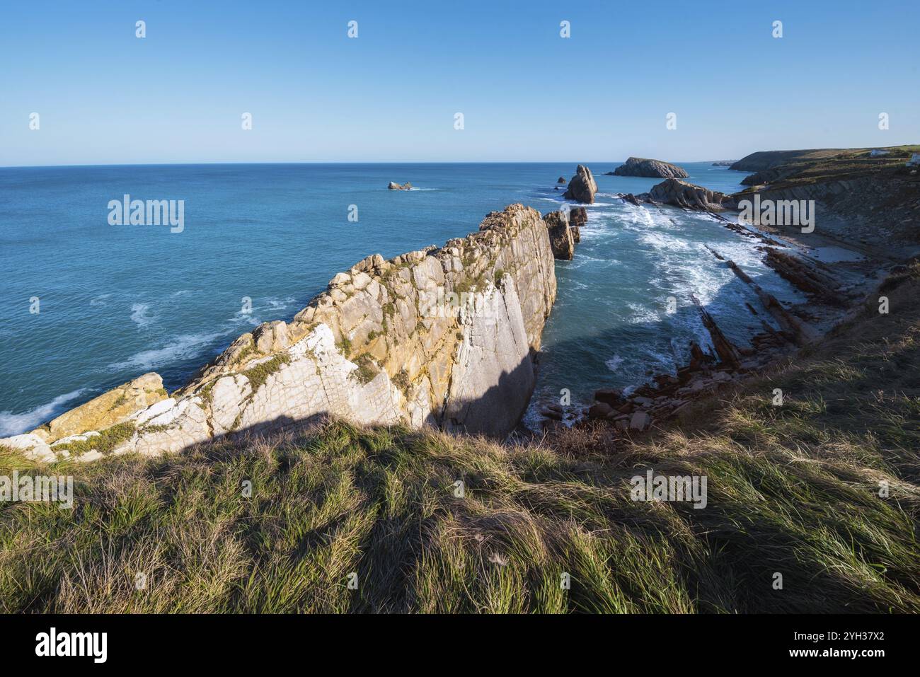 Paesaggio costiero cantabrico in costa quebrada, Santander, Spagna, Europa Foto Stock