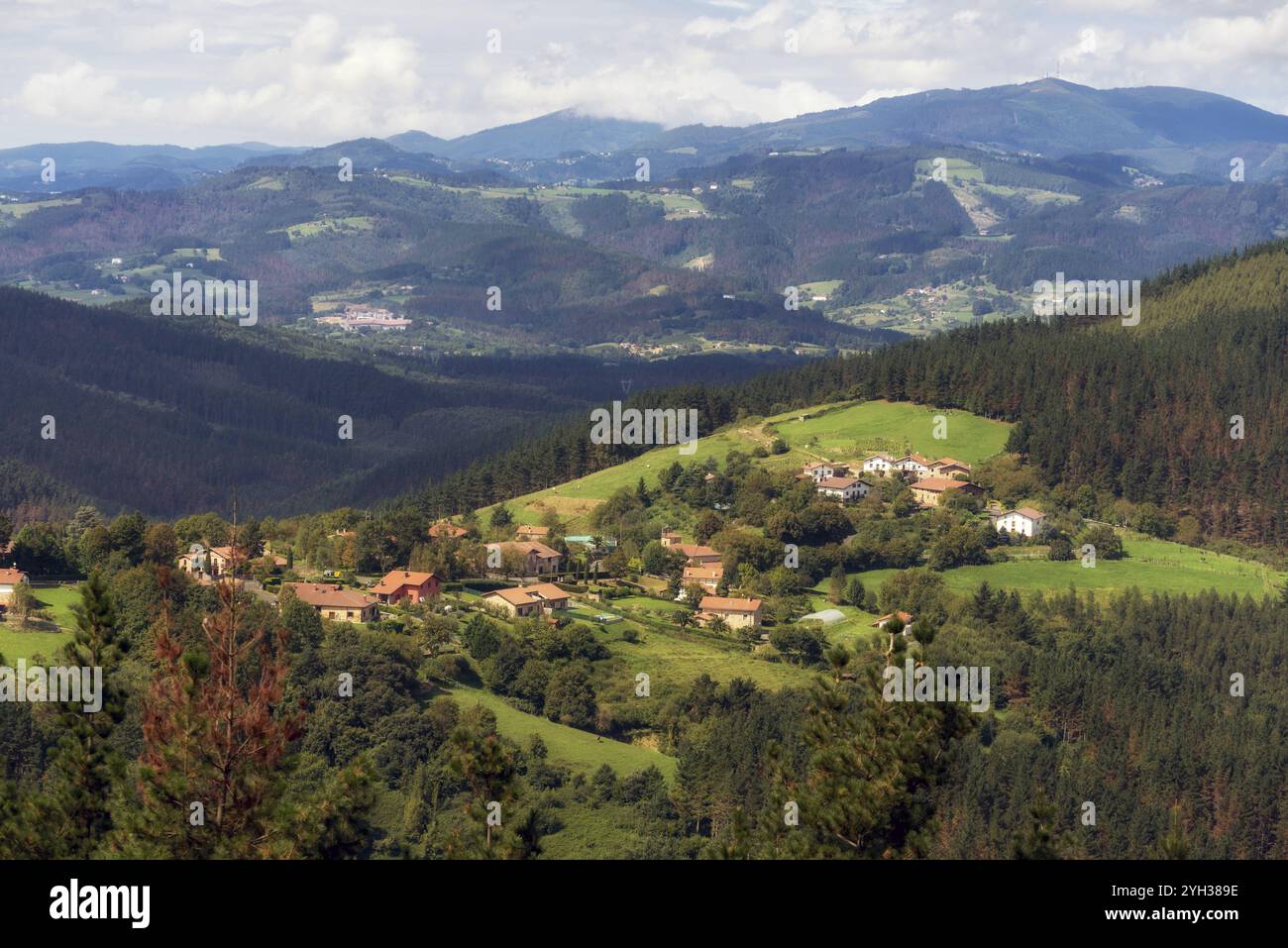 Villaggio di Vizcaya e paesaggio montano, Paesi Baschi, Spagna, Europa Foto Stock