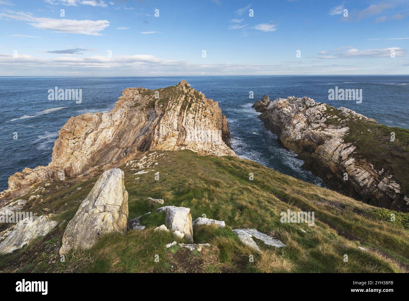 Paesaggio idilliaco, baia e scogliere nelle Asturie, Spagna, Europa Foto Stock