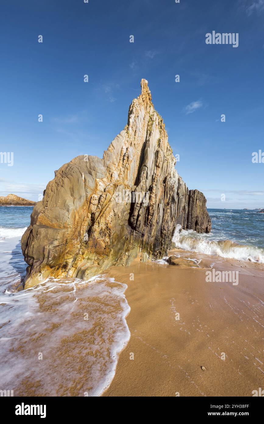 Paesaggio idilliaco nella spiaggia di Mexota, nelle Asturie, in Spagna, in Europa Foto Stock