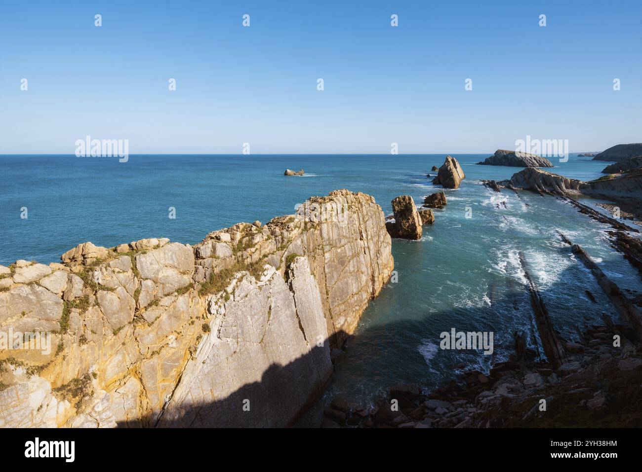 Paesaggio costiero cantabrico in costa quebrada, Santander, Spagna, Europa Foto Stock