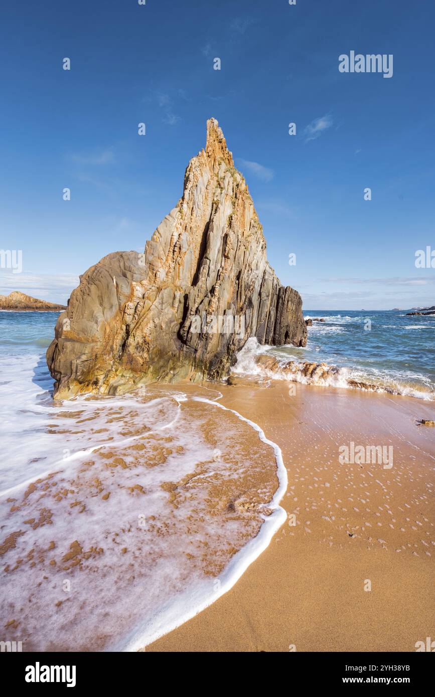 Paesaggio idilliaco nella spiaggia di Mexota, nelle Asturie, in Spagna, in Europa Foto Stock