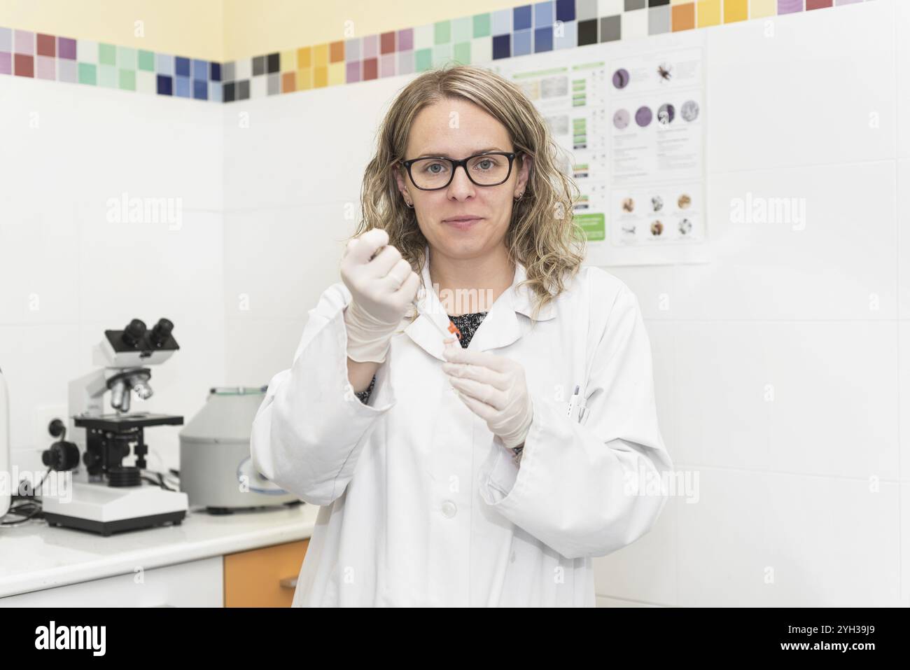 Giovane donna scienziato ricerca in laboratorio Foto Stock