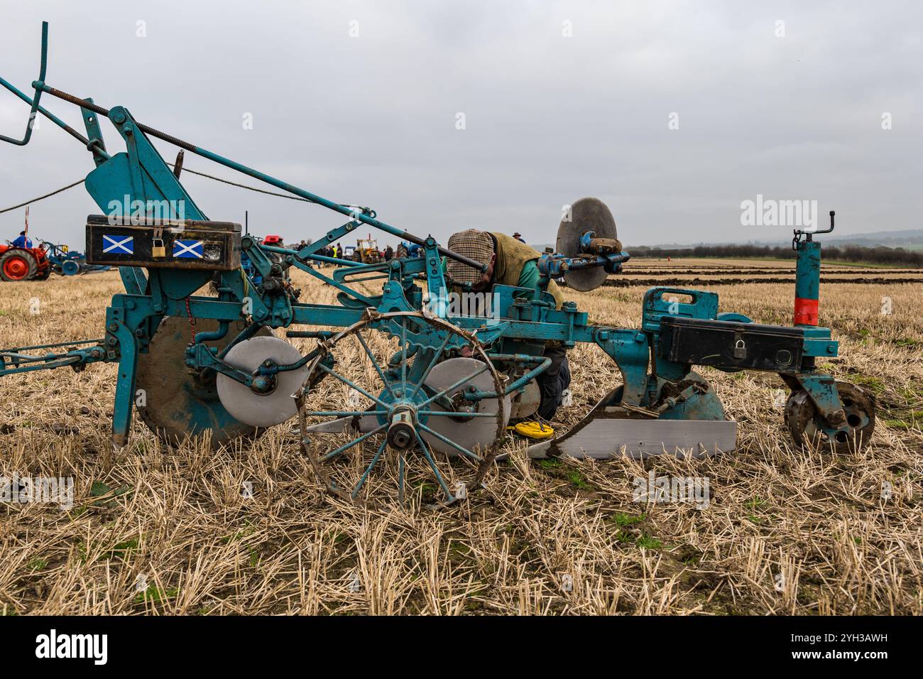 East Lothian, Scozia, Regno Unito, 9 novembre 2024. 41° incontro annuale di aratura dei trattori: L'evento annuale dell'East Lothian Ploughing Associations è un raduno di proprietari di oltre 60 trattori d'epoca - sorprendentemente non molti di loro agricoltori - che quest'anno si sfidano per i solchi più dritti della East Mains Farm a Samuelston. Ogni patch viene valutata e non dovrebbe essere possibile identificare i singoli passaggi delle lame nella striscia. Viene impiegato molto tempo per regolare l'aratro. Crediti: Sally Anderson/Alamy Live News Foto Stock