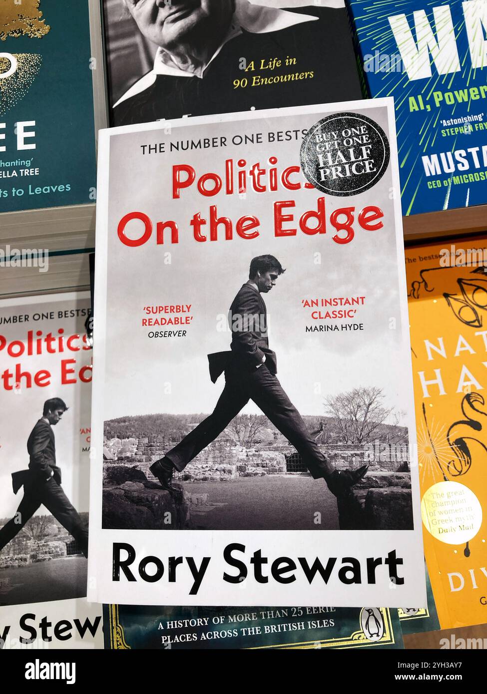 Ex membro Tory del parlamento Rory Stewart libro di memorie - Politics on the Edge. - Immagine stock catturata con smartphone