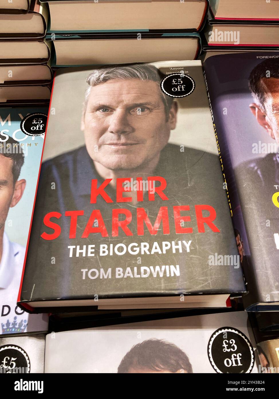 Il primo ministro britannico Keir Starmer la biografia di Tom Baldwin in una libreria - Immagine stock catturata con smartphone