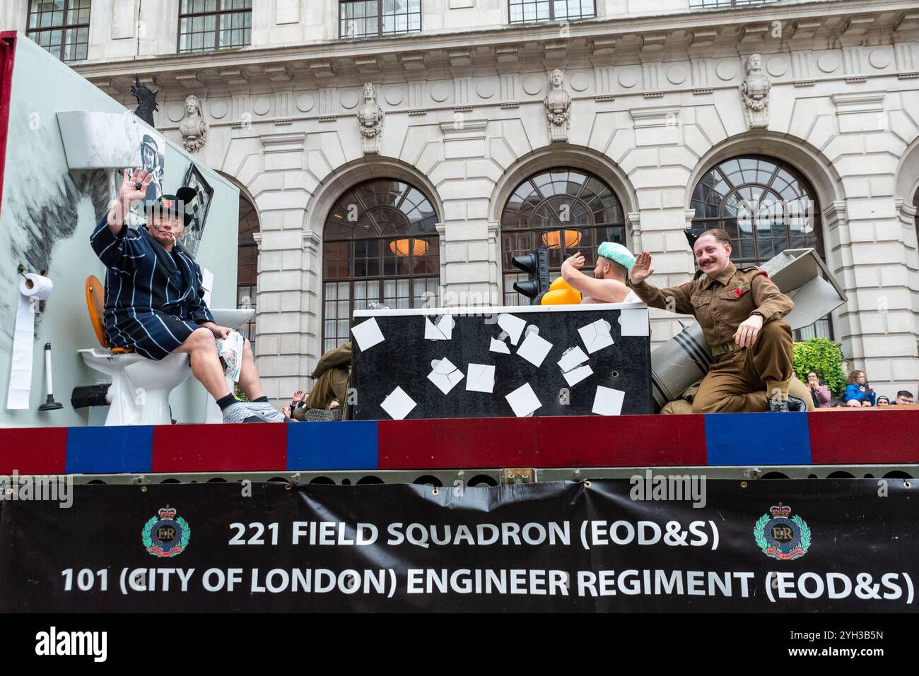 Poultry, City of London, Regno Unito. 9 novembre 2024. Lo storico Lord Mayor's Show ha più di 800 anni e in tempi moderni consiste di migliaia di partecipanti che viaggiano da Guildhall alla City of Westminster. Royal Engineers Bomb Disposal team, Explosive Ordnance Disposal & Search Regiment. Crediti: Avpics/Alamy Live News Foto Stock Poultry, City of London, Regno Unito. 9 novembre 2024. Lo storico Lord Mayor's Show ha più di 800 anni e in tempi moderni consiste di migliaia di partecipanti che viaggiano da Guildhall alla City of Westminster. Royal Engineers Bomb Disposal team, Explosive Ordnance Disposal & Search Regiment. Crediti: Avpics/Alamy Live News Foto Stock