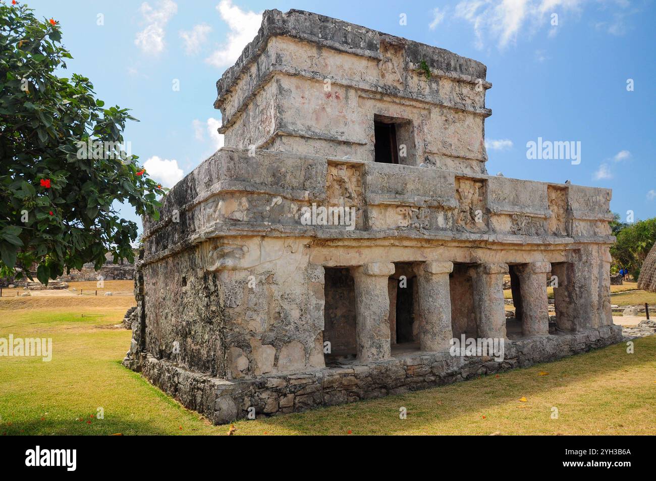 Tulum, Quintana Roo, Messico. 24 maggio 2011: Antiche rovine maya a Tulum, Messico, sotto un cielo blu brillante. Foto Stock