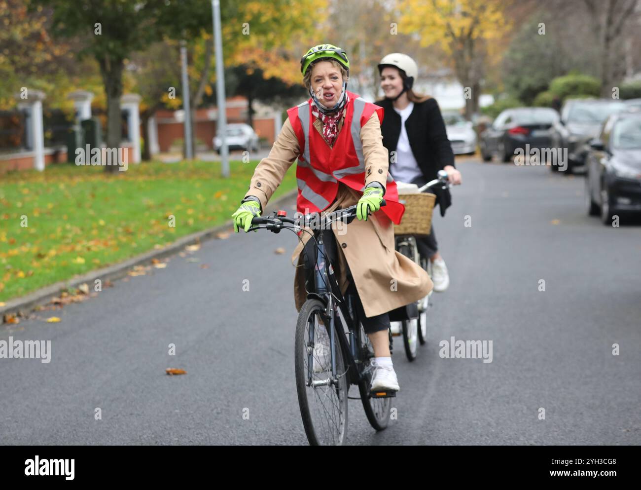 Il leader laburista irlandese Ivana Bacik arriva a Kimmage con il candidato per il South West Ciaran Ahern di Dublino, in vista delle elezioni generali del 29 novembre. Data foto: Sabato 9 novembre 2024. Foto Stock