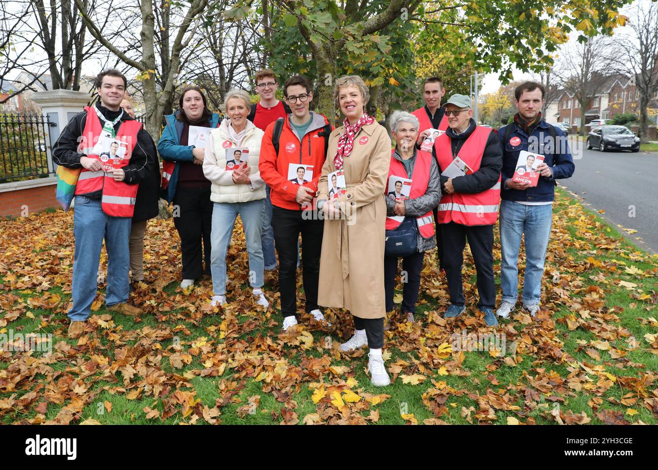 Il leader laburista irlandese Ivana Bacik con il candidato per il South West Ciaran Ahern di Dublino a Kimmage, in vista delle elezioni generali del 29 novembre. Data foto: Sabato 9 novembre 2024. Foto Stock