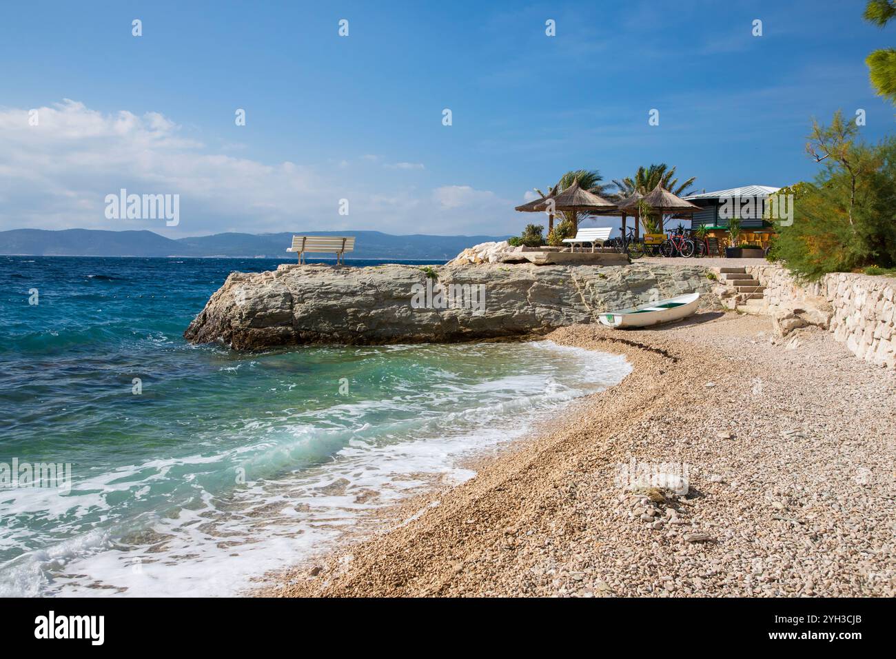 Brela, Croazia - 27 settembre 2024; piccolo bar su una bellissima spiaggia di Brela sulla Riviera di Makarska Foto Stock