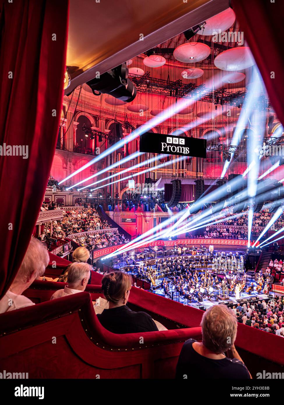 PROMS al Royal Albert Hall Audience BBC Proms esibisce gli interni da lussuosa cabina privata, in un auditorium con suoni e spettacolari effetti del fascio di luce. Proms Promenade Concerts Royal Albert Hall Kensington Londra Regno Unito Foto Stock