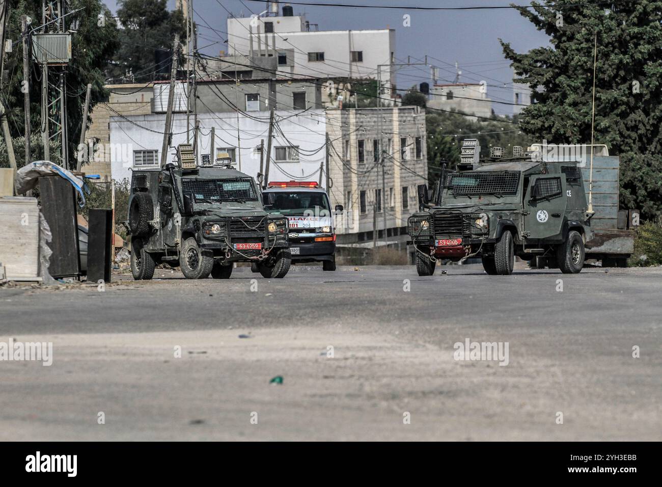 Jenin, Palestina. 9 novembre 2024. Veicoli militari israeliani circondarono una casa abitata da un palestinese e chiusero la strada durante un raid per arrestare un palestinese nel villaggio di Aqaba, a sud della città di Jenin, nella Cisgiordania settentrionale. Gli scontri scoppiarono per ore tra palestinesi e forze israeliane, portando alla morte di un palestinese il cui corpo è stato trattenuto dall'esercito, e al ferimento di un altro in un'operazione militare da parte delle forze israeliane. Credito: SOPA Images Limited/Alamy Live News Foto Stock