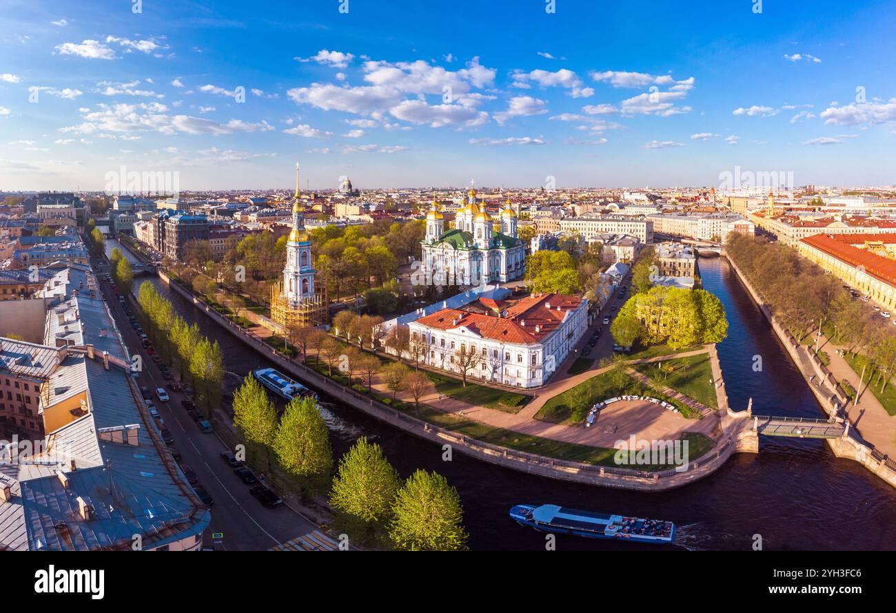 Vista dall'alto della cattedrale navale di San Nicola. Panorama serale del centro storico della città - Semimostye. Chiesa ortodossa situata sulle rive di Kryu Foto Stock