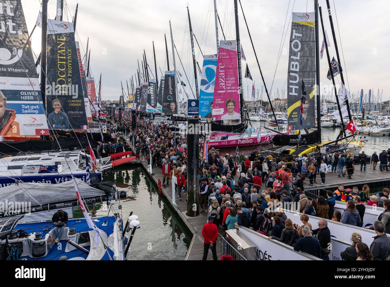 Folla sul pontile per il Vendee Globe 2024 il 8,2024 novembre. A Les Sables d'Olonne, Francia. Foto Stock