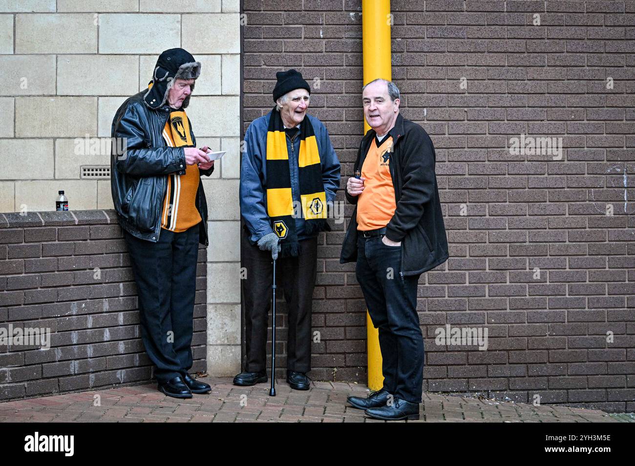 9 novembre 2024; Molineux Stadium, Wolverhampton, West Midlands, Inghilterra; Premier League Football, Wolverhampton Wanderers contro Southampton; tre tifosi dei Wolves fuori dallo stadio crediti: Action Plus Sports Images/Alamy Live News Foto Stock 9 novembre 2024; Molineux Stadium, Wolverhampton, West Midlands, Inghilterra; Premier League Football, Wolverhampton Wanderers contro Southampton; tre tifosi dei Wolves fuori dallo stadio crediti: Action Plus Sports Images/Alamy Live News Foto Stock