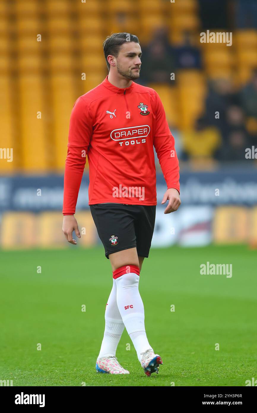 Wolverhampton, Regno Unito. 9 novembre 2024. Taylor Harwood-Bellis di Southampton si scalda davanti alla partita di Premier League Wolverhampton Wanderers vs Southampton a Molineux, Wolverhampton, Regno Unito, 9 novembre 2024 (foto di Gareth Evans/News Images) a Wolverhampton, Regno Unito, il 9/11/2024. (Foto di Gareth Evans/News Images/Sipa USA) credito: SIPA USA/Alamy Live News Foto Stock