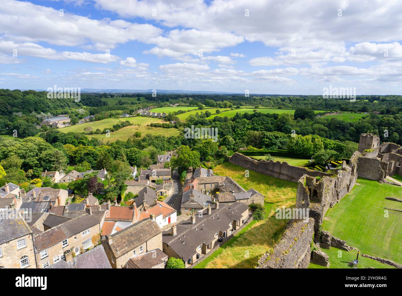 Richmond, Yorkshire, vista dal castello di Richmond, si possono ammirare le mura e le case del castello nella città mercato di Richmond, North Yorkshire, Inghilterra, Regno Unito, Europa Foto Stock