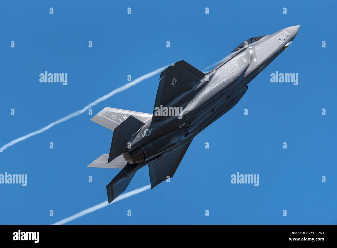 RAF Lakenheath, Suffolk, Regno Unito, 22 giugno 2022: F-35A Lightning II della United States Air Force in volo. Arrampicata su caccia USAF con piste di vapore Foto Stock