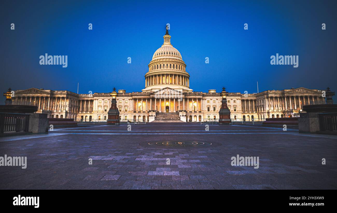 Washington D.C. - 21 ottobre 2024; passerella illuminata che conduce all'edificio a cupola della capitale degli Stati Uniti, sede del Senato e della camera dei rappresentanti Foto Stock