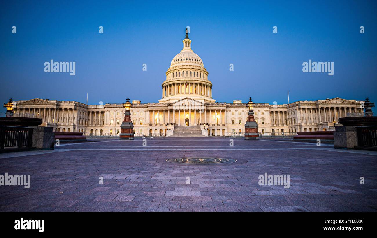 Washington D.C. - 21 ottobre 2024; passerella illuminata che conduce all'edificio a cupola della capitale degli Stati Uniti, sede del Senato e della camera dei rappresentanti Foto Stock