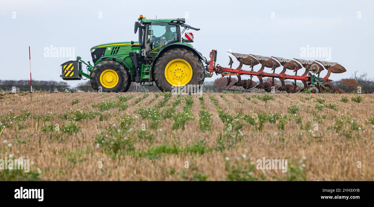 Trattore John Deere per coltivazione di grandi dimensioni nel campo di stoppia, East Lothian, Scozia, Regno Unito Foto Stock