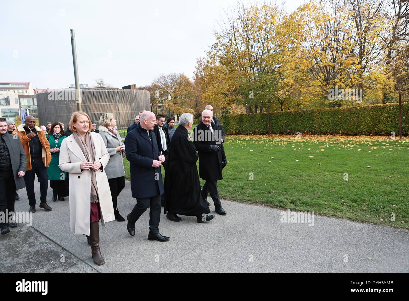 Germania, Berlino, 9 novembre 2024, Lisa Paus, ministro federale della famiglia, anziani, donne e giovani, sindaco Kai Wegner, Thomas Jeutner, parroco della Congregazione per la riconciliazione evangelica e presidente federale Frank-Walter Steinmeier che si recano a piedi al monumento Foto Stock