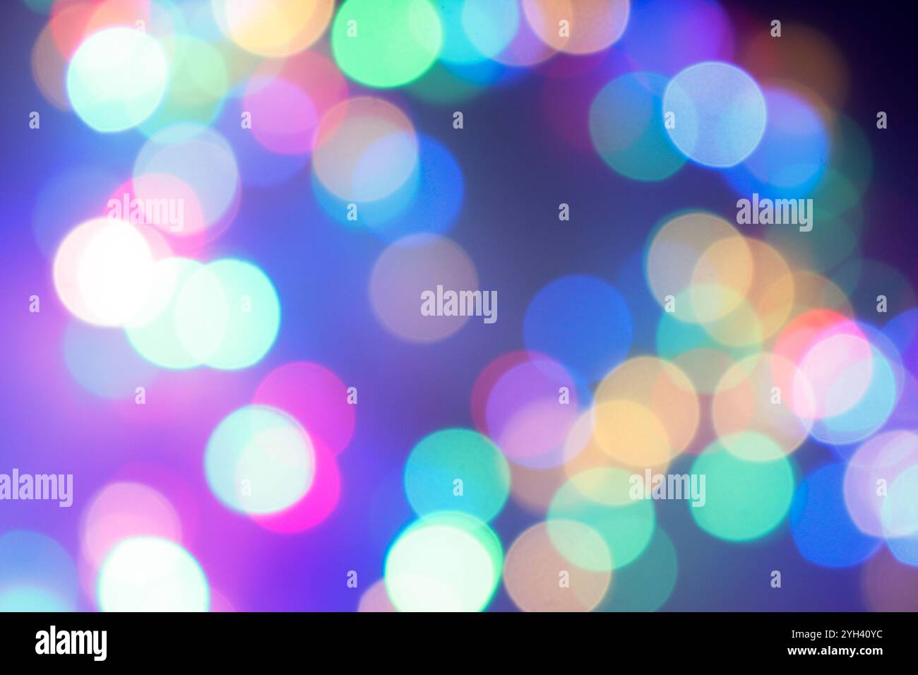 Una fotografia a lunga esposizione. Fotografie di pittura leggera, luci fatate vibranti in cerchi bokeh su sfondo nero Foto Stock