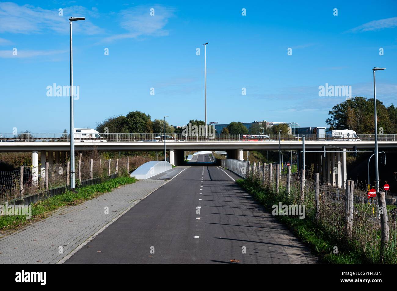 Intersezioni di trasporto asfalto di autostrade, strade principali e una pista ciclabile a Vilvoorde, Brabante fiammingo, Belgio, 26 ottobre 2024 Foto Stock