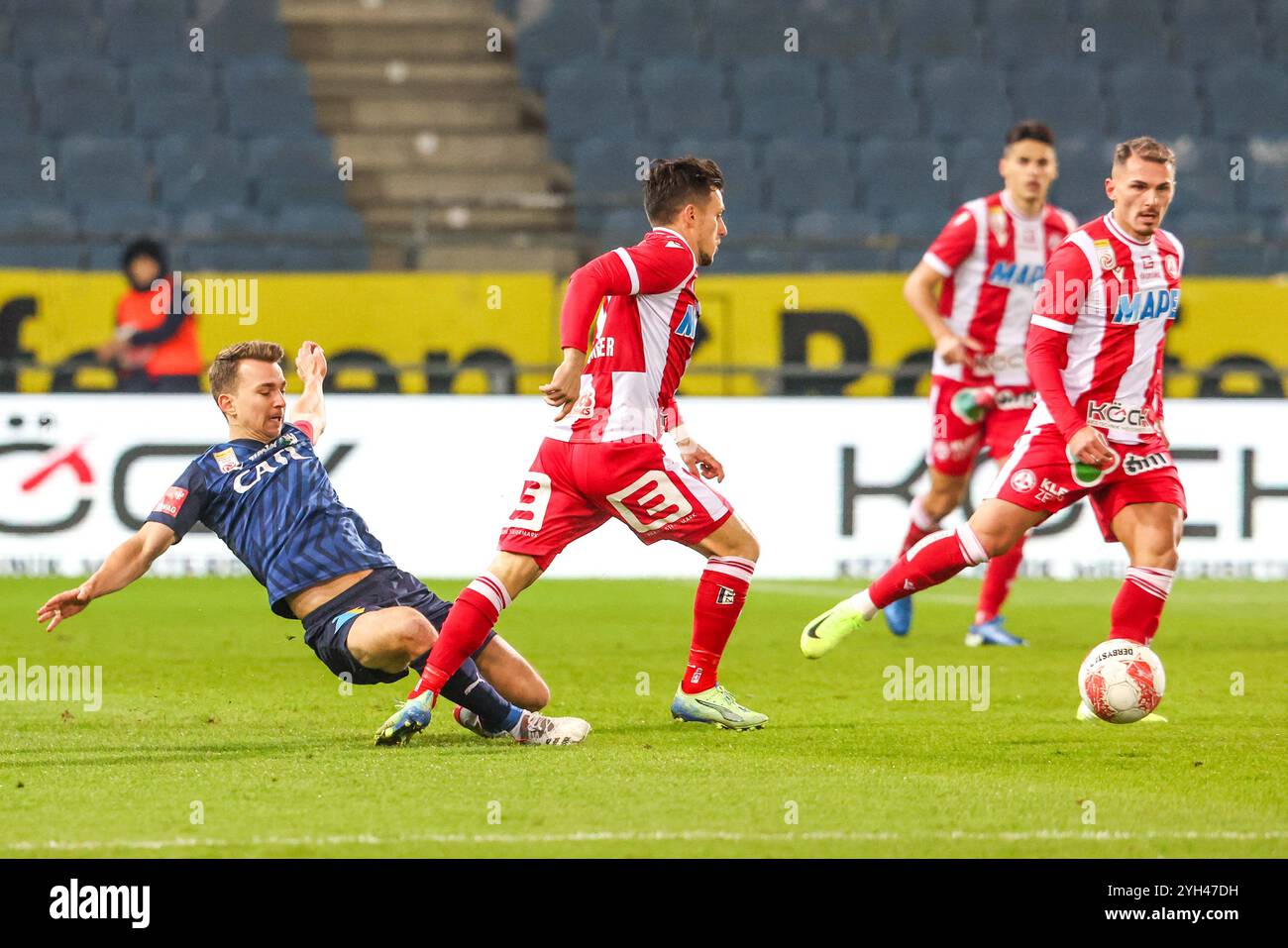 ABD0056 20241109 - GRAZ - Österreich: Valentino Mueller (l./WSG Tirol) gegen Christian Lichtenberger (GAK) am Samstag, 09. Novembre 2024, im Rahmen der Admiral Bundesliga-Begegnung, 13. Runde, zwischen GAK e WSG Tirol a Graz. - FOTO: APA/RICHARD PURGSTALLER - 20241109 PD6167 credito: APA-PictureDesk/Alamy Live News Foto Stock