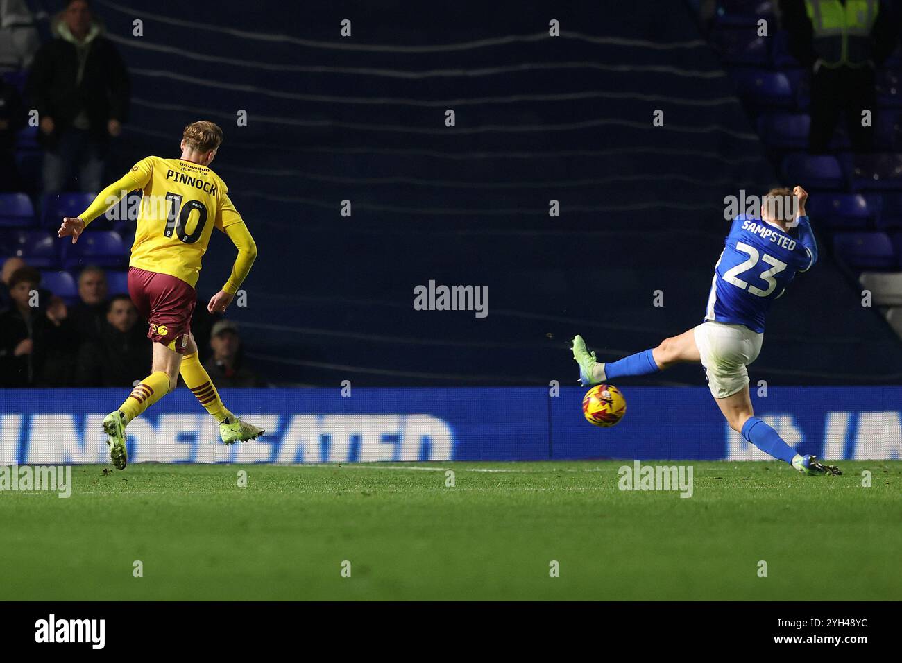 Il Northampton TownÕs Mitch Pinnock segna contro il Birmingham City durante la partita di Sky Bet League One al St. Andrew's @ Knighthead Park, Birmingham. Data foto: Sabato 9 novembre 2024. Foto Stock