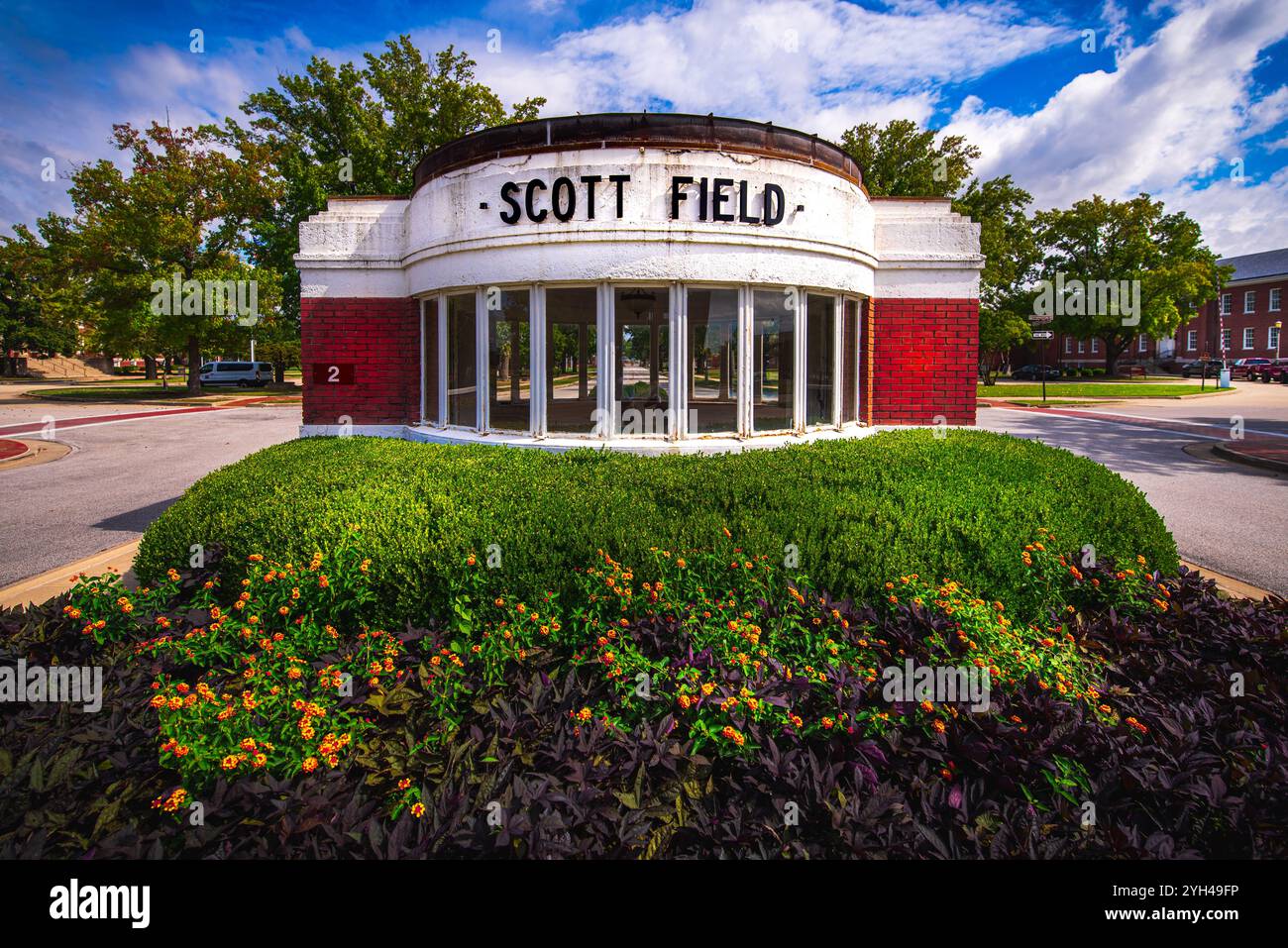 Scott AFB, Illinois - 28 settembre 2024: Il posto di guardia in stile Art Deco di mattoni segna l'ingresso al quartiere storico della base dell'aeronautica militare Scott, sede dell'Air Mobility comma Foto Stock