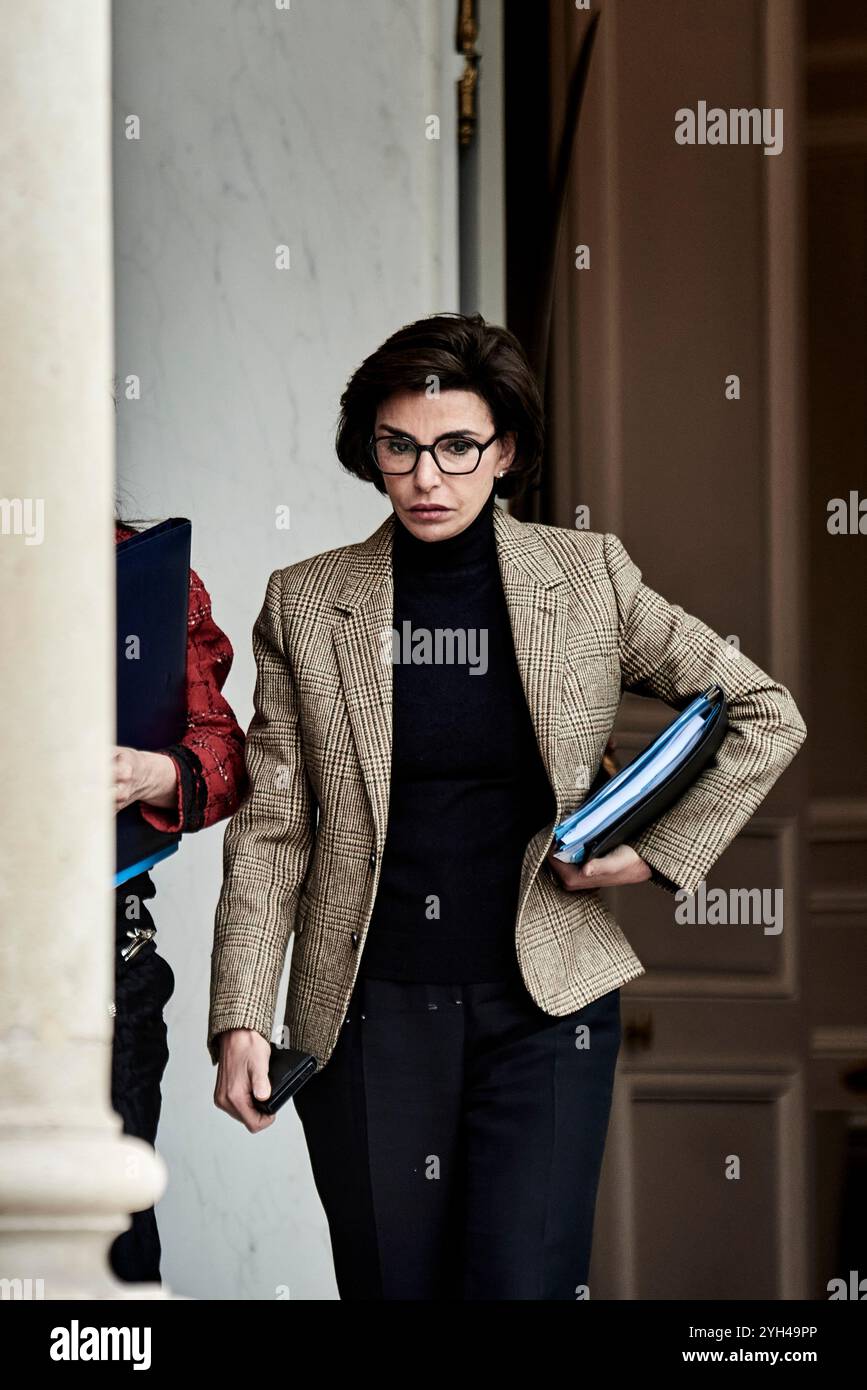 Parigi, Francia. 6 novembre 2024. Antonin Burat/le Pictorium - uscita dal Consiglio dei Ministri del 6 novembre 2024 all'Elysee Palace, seguita da un briefing del portavoce. - 06/11/2024 - Francia/Parigi - il ministro della Cultura Rachida dati lascia il Consiglio dei ministri del 6 novembre 2024 presso il Palazzo Elysee. Crediti: LE PICTORIUM/Alamy Live News Foto Stock